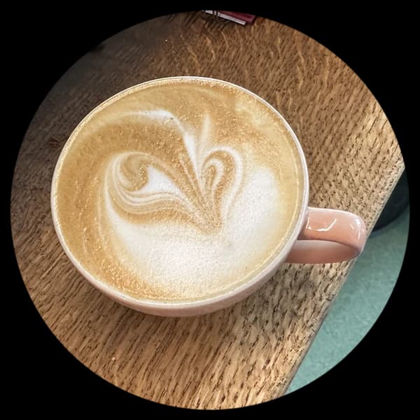 Nytraktet kaffe med fjærmønster